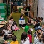 niños con hábitos de reciclaje