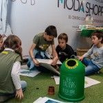 enseñando sus hábitos de reciclaje