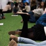 niños divirtiéndose con el reciclaje