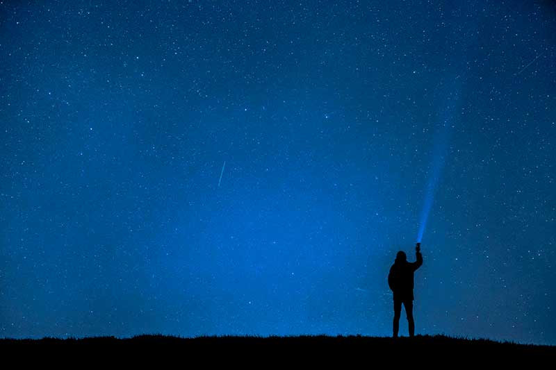 hombre observando una lluvia de estrellas 