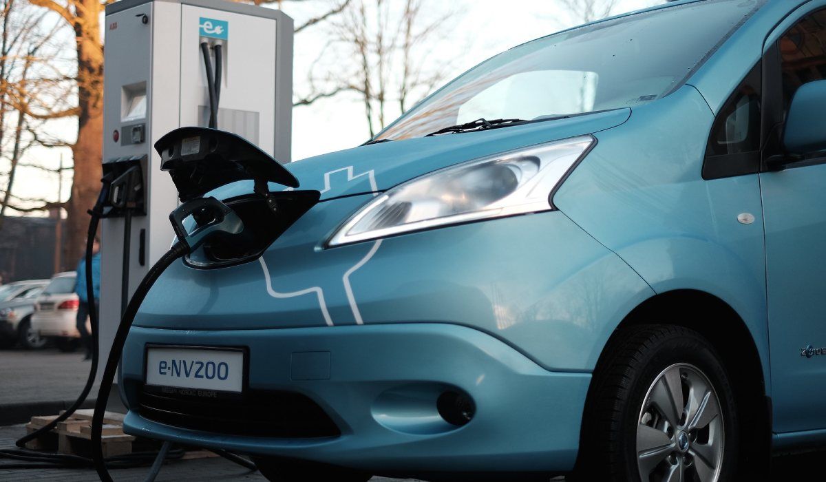 coche eléctrico cargandose