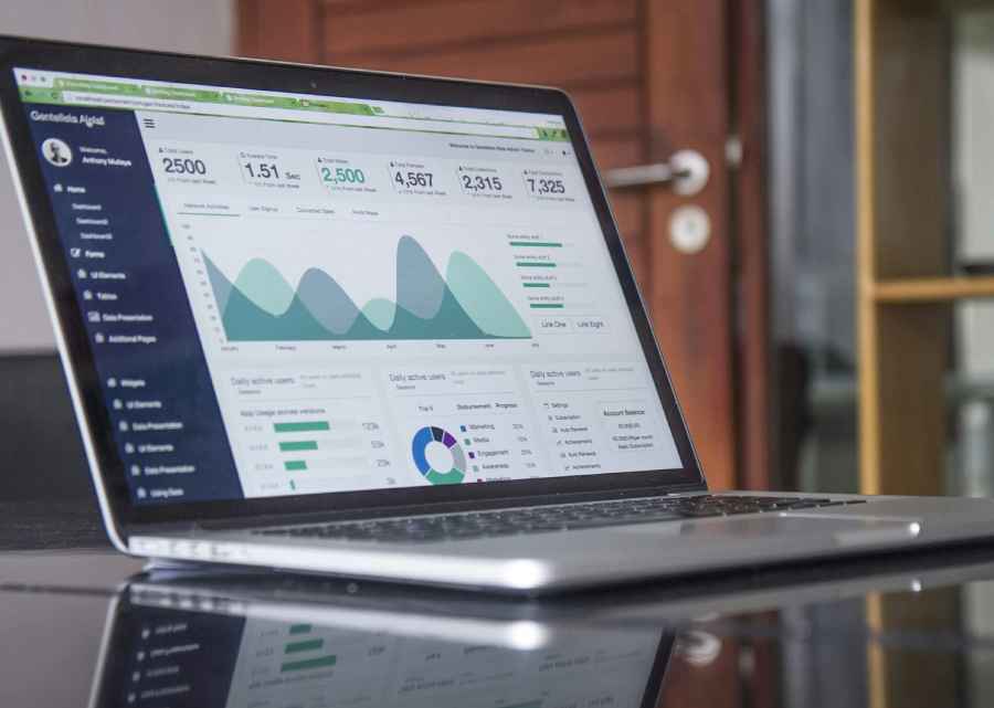 pantalla de ordenador sacando informes big data