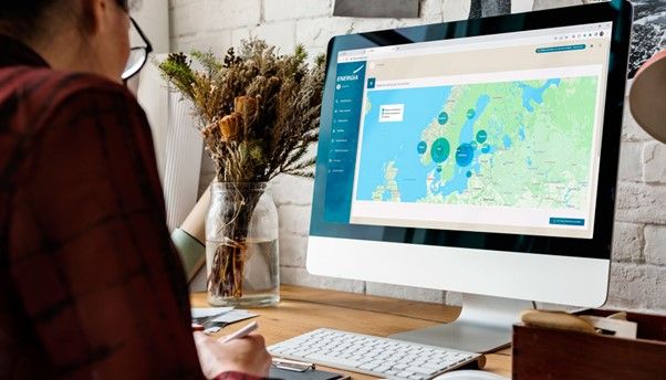 persona viendo la geolocalización de los contenedores a traves de big data para la gestión de residuos