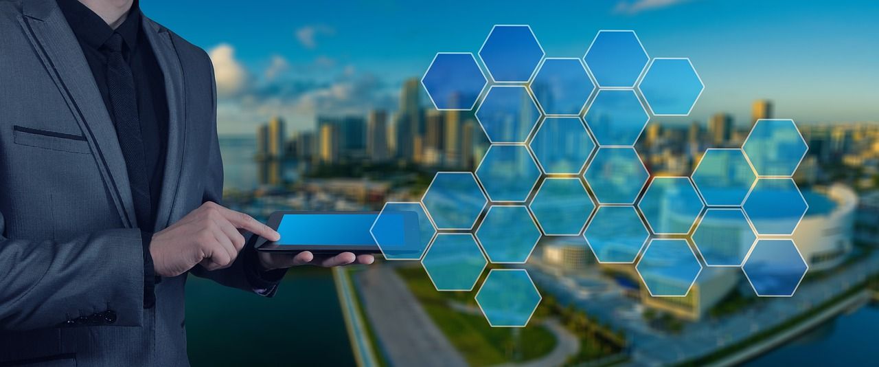 persona recogiendo datos sobre medio ambiente en una ciudad a través de una tablet