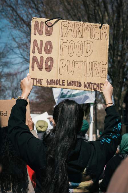 chica en manifestación por el futuro de la agricultura