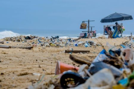 contaminación en las playas por la masificación turistica