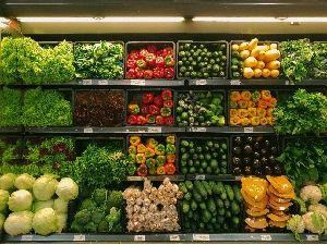 verduras y hortalizas colocadas en supermercado