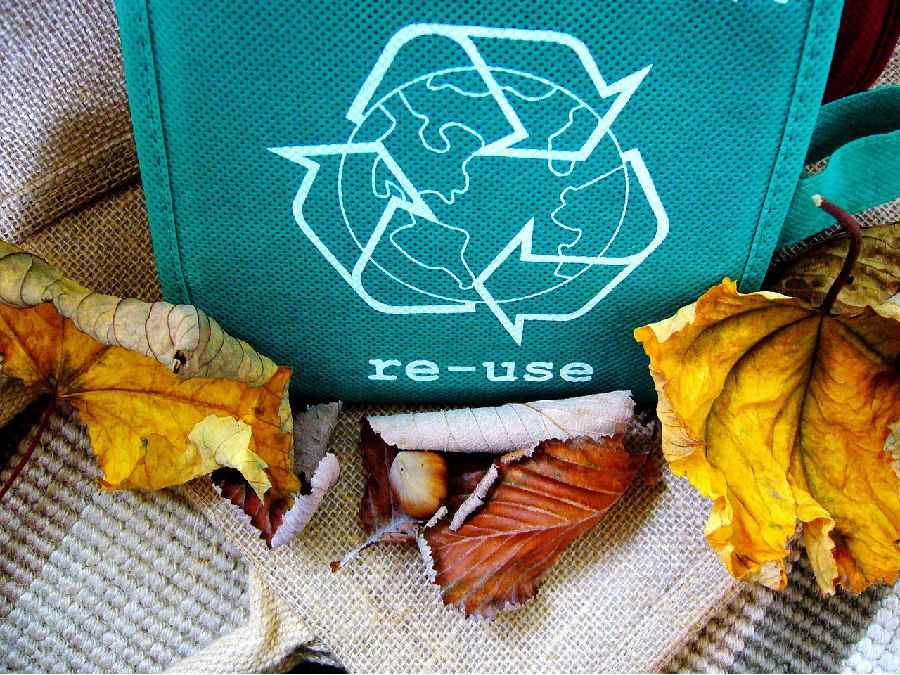 bolsa reutilizable de tela con símbolo de reciclaje