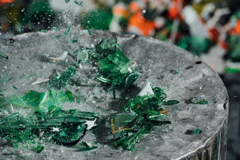 botella de cristal rompiéndose