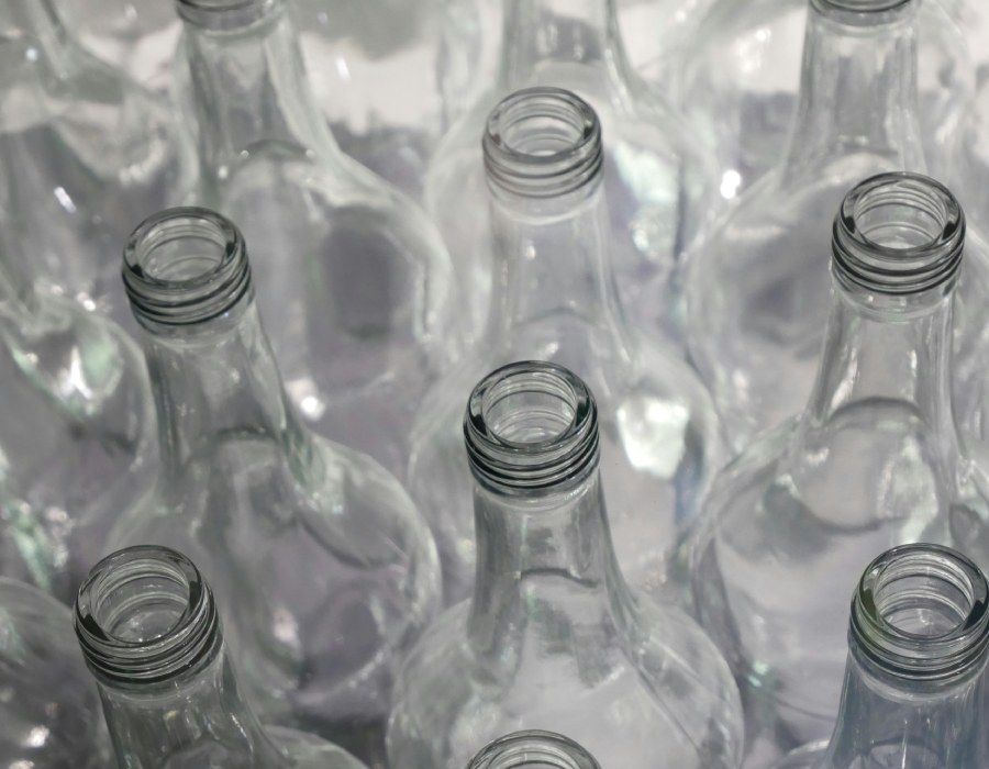 botellas de vidrio transparentes
