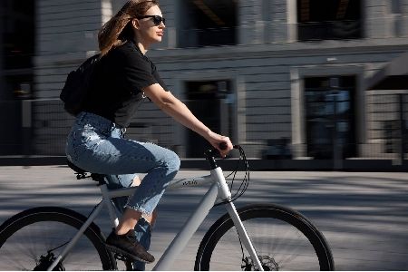 chica en bicicleta por una ciudad