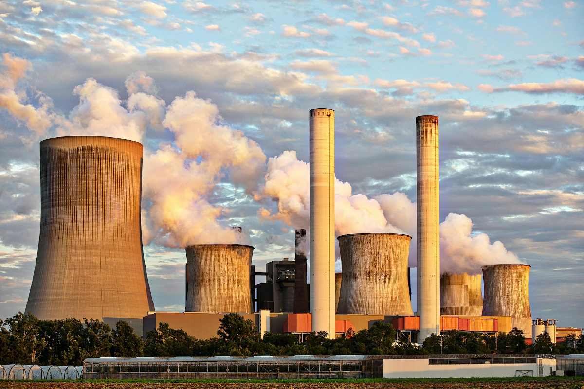 Fábrica en funcionamiento expulsando CO2