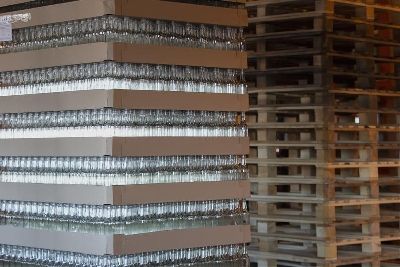 botellas de vidrio empaquetadas en palés