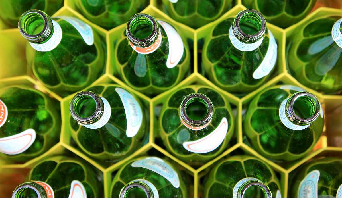 botellas de vidrio vacías en jaula para reciclar