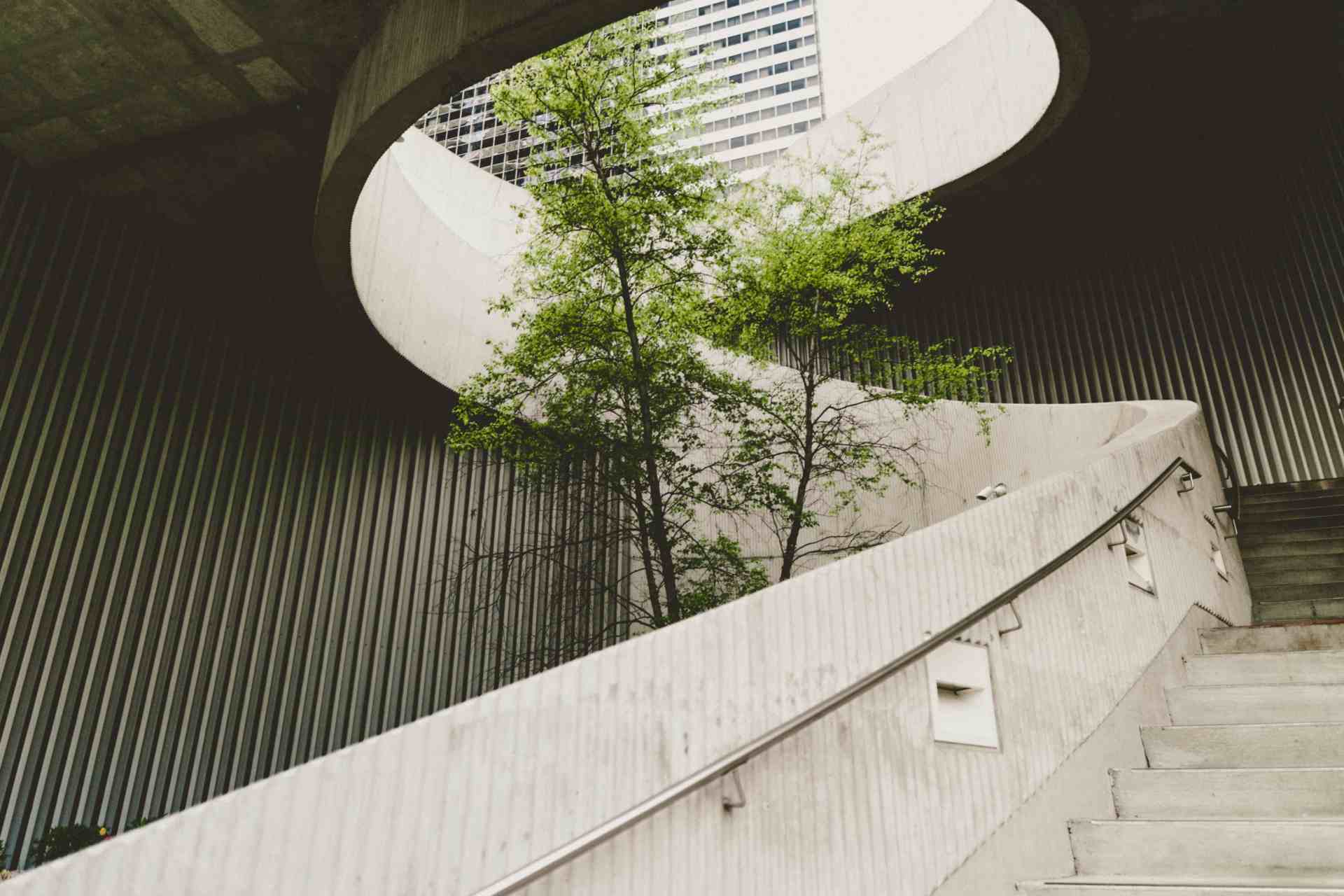 escaleras de edificio de hormigón ecológico