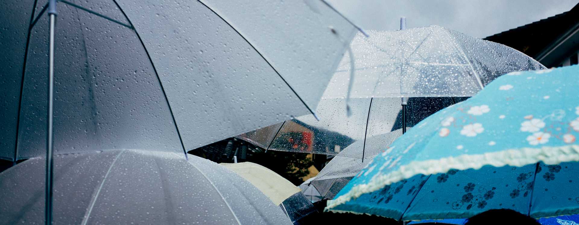 paraguas durante lluvias intensas