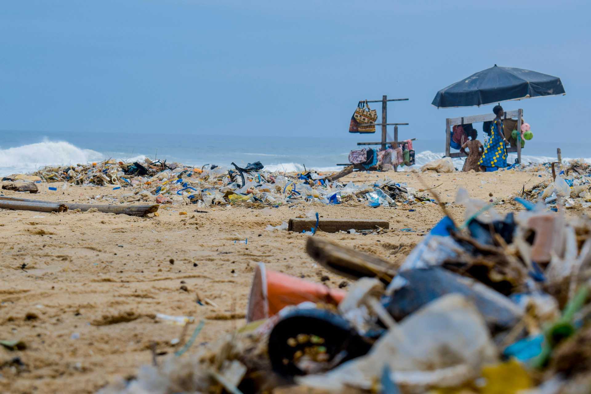 playa contaminada con plásticos