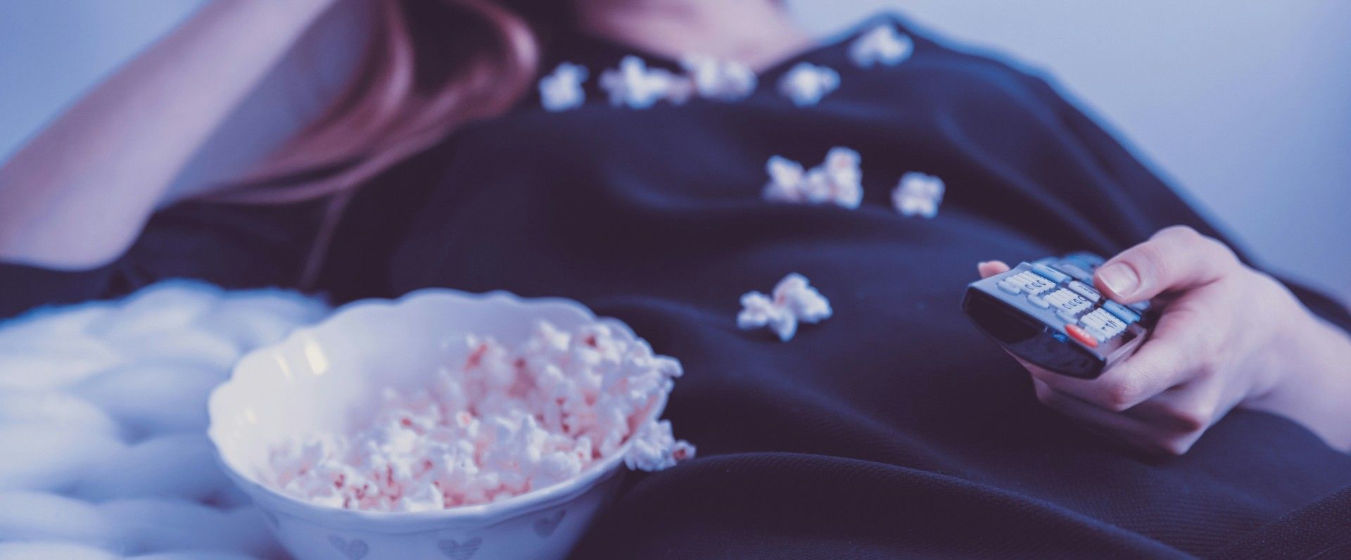 mujer cominedo palomitas viendo peliculas medioambiente