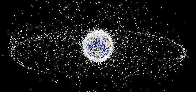 el planeta tierra rodeado de basura espacial