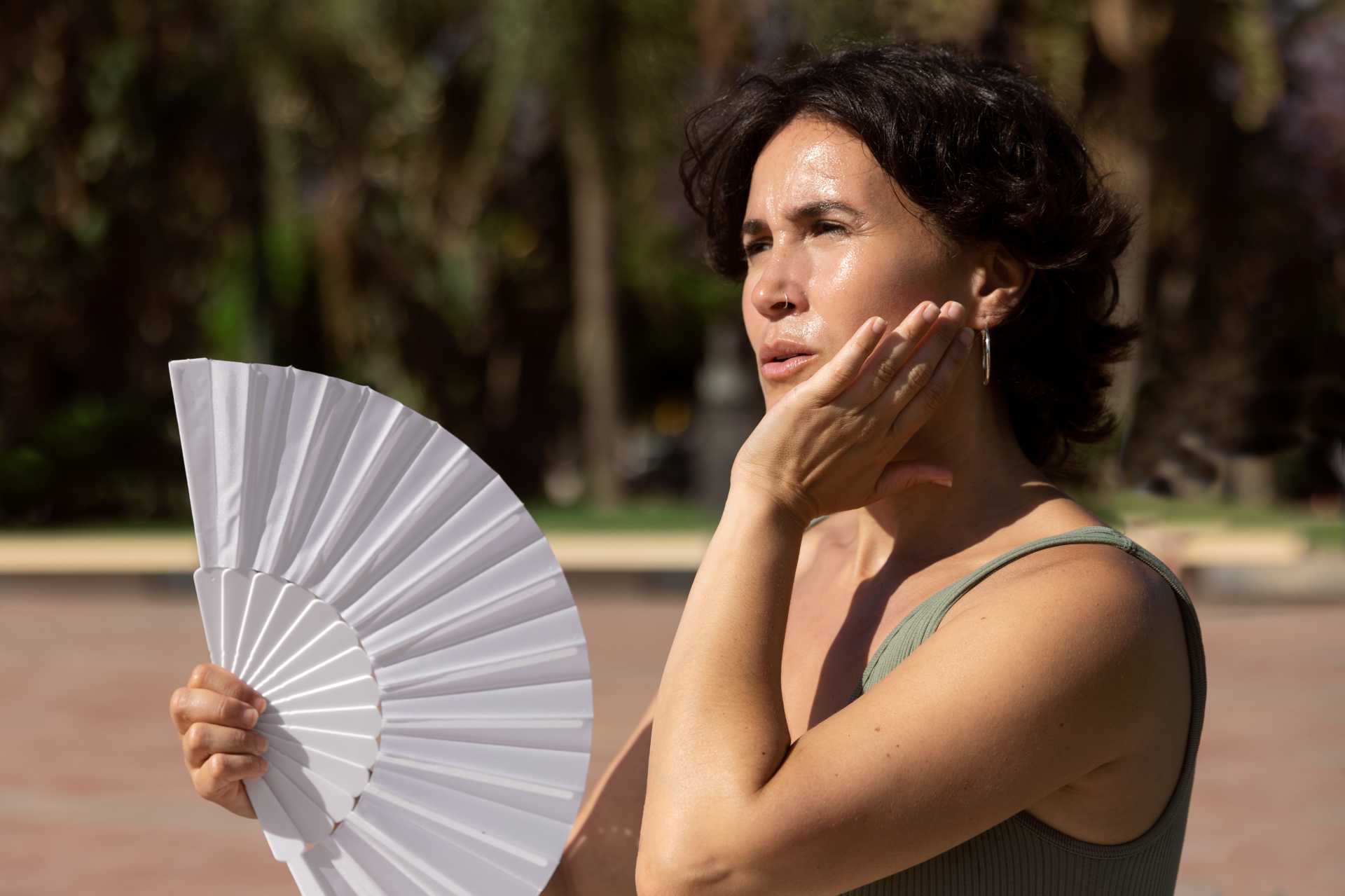 mujer abanicandose para mitigar la ola de calor