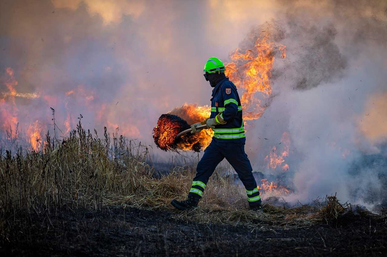 bombero apagando incendios en españa