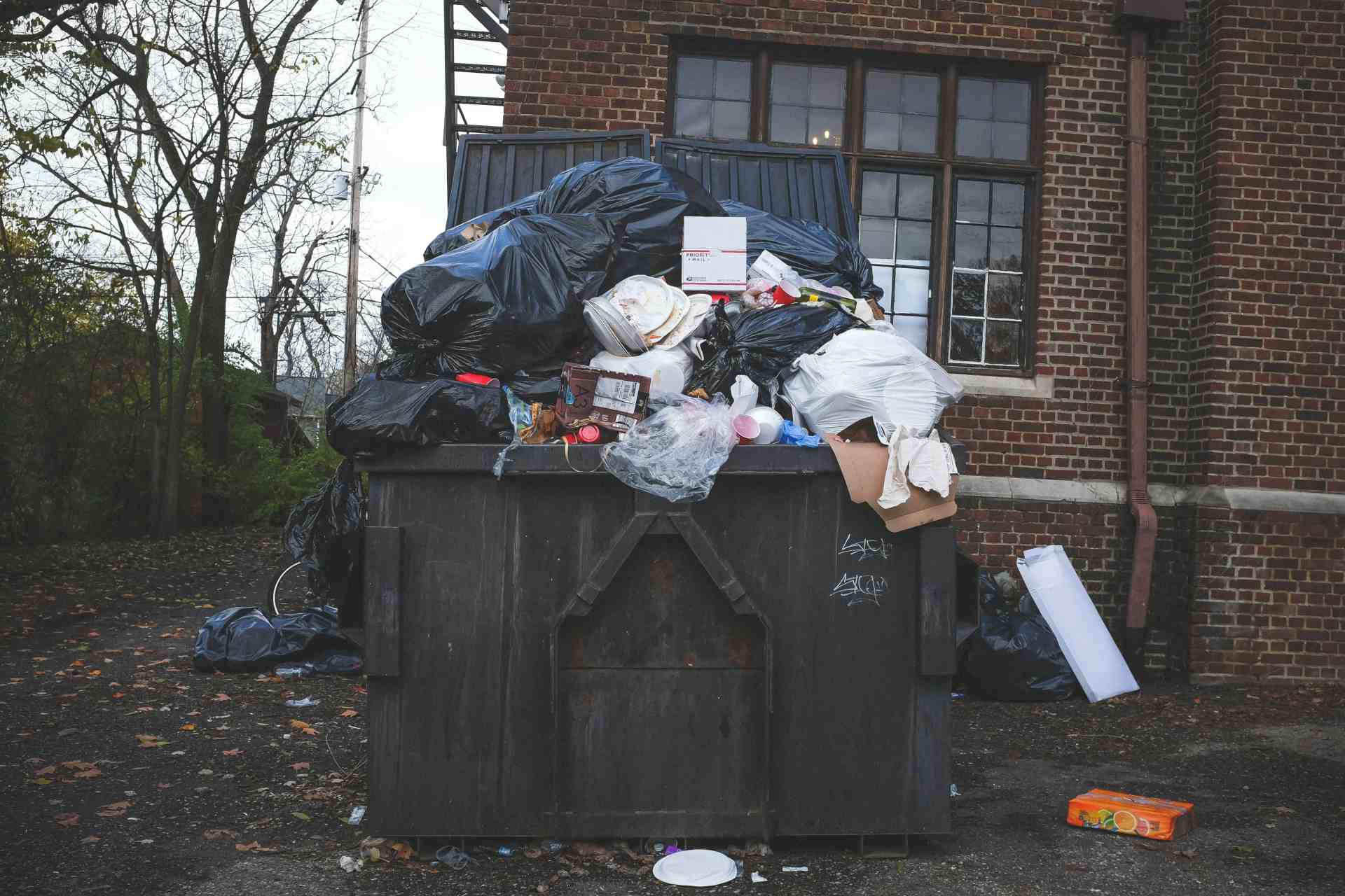 contenedor de resto lleno de basura
