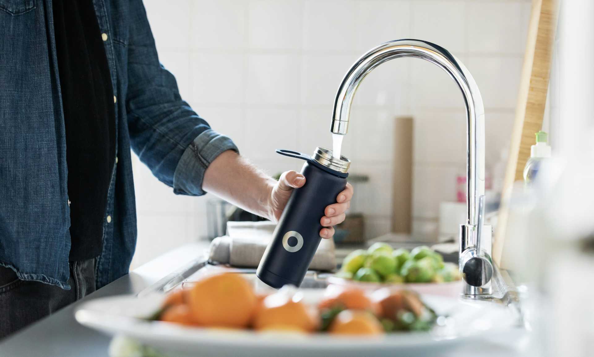 rellenar botella de agua en el grifo de casa