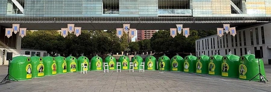 contenedores de Ecovidrio con las cara de los participantes del Benidorm Fest