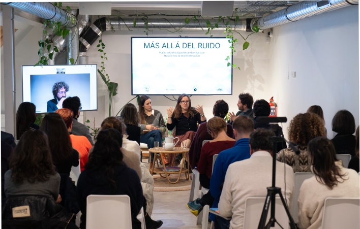 expertos en comunicación ambiental debatiendo en vidrios y barras con público