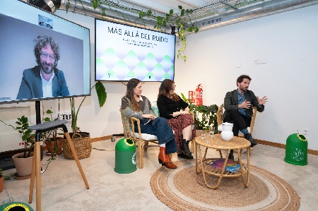 expertos debatiendo sobre la desinformación ambiental y como combatirla
