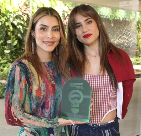 María León y Julia Medina con el premio Vota con Vidrio
