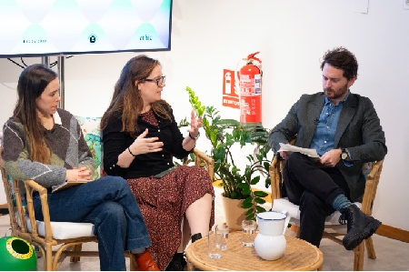 Rocío Benavente y Montse Sellarès hablando con Julio Tinaquero en Vidrios y Barras
