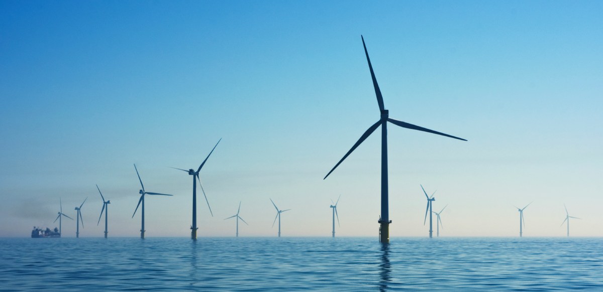 molinos de viento en el mar