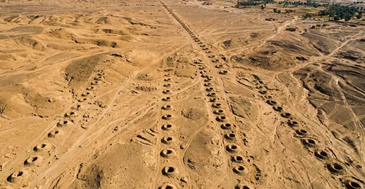 Vista aérea desierto con pozos qanat