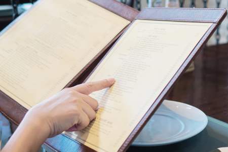 Carta de restaurante con alimentos de temporada