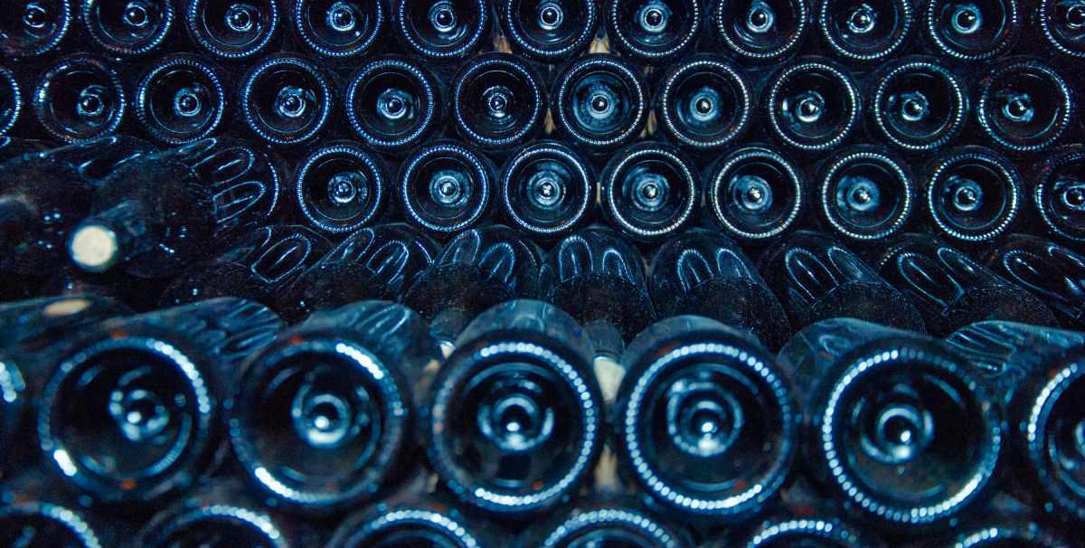 botellas de vidrio apiladas