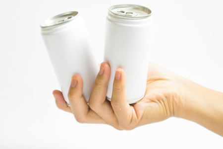 envases de refrescos sujetos con una mano