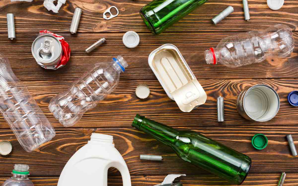 diferentes envases encima de una mesa