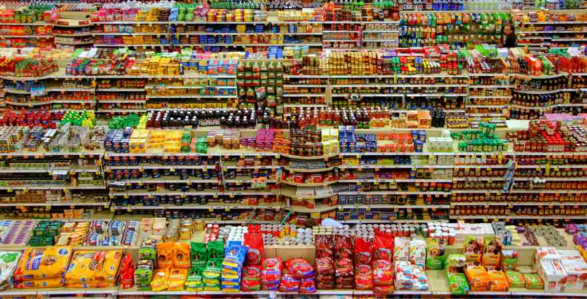 estanteria con muchos productos de alimentación en envases diferentes