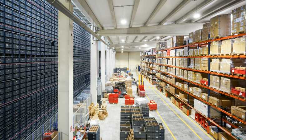 almacén de una fábrica en la que hay varios envases industriales diferentes