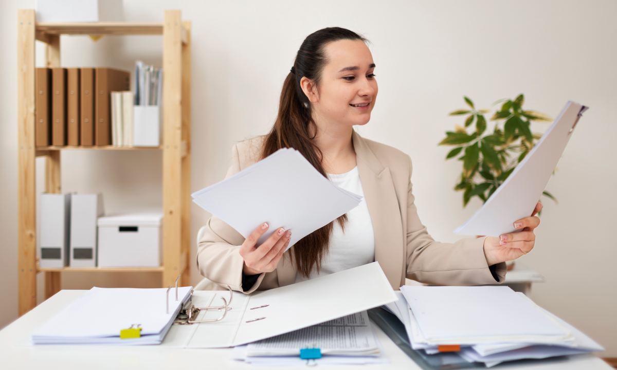persona revisando todo el papeleo para cumplir con el reglamento PPWR