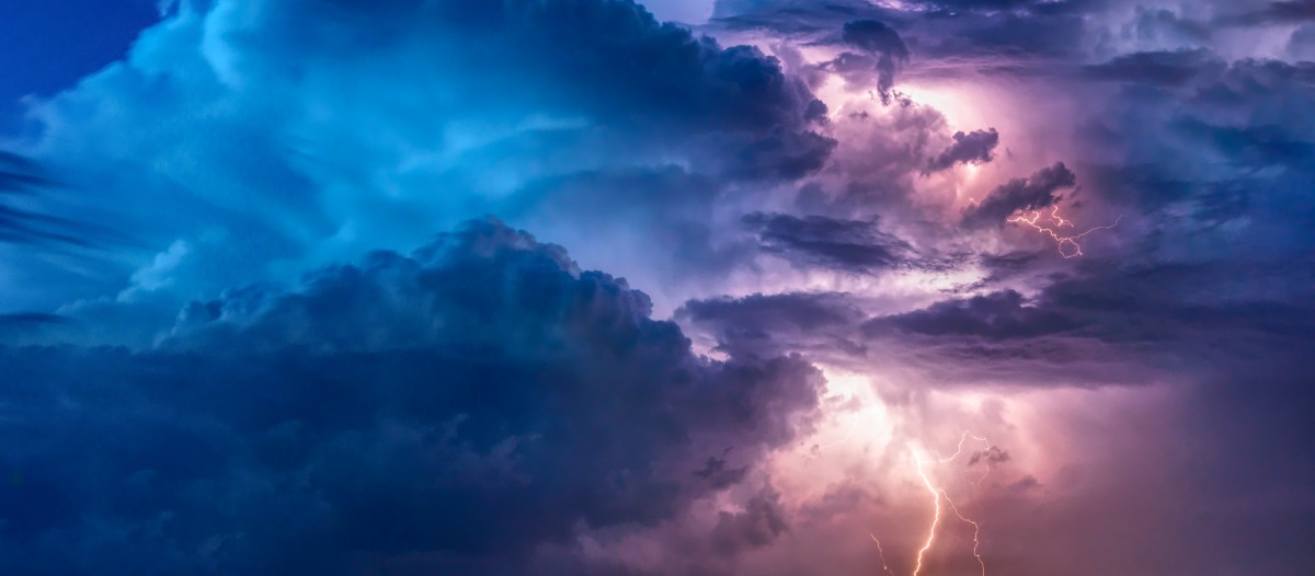 formación de una gran tormenta con rayos